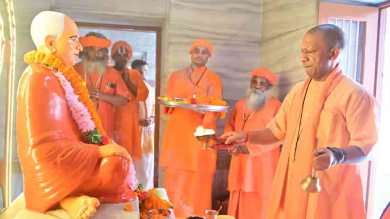 UP: सीएम योगी ने किया गुरु गोरखनाथ का विशिष्ट पूजन, गोवंश को खिलाया गुड़