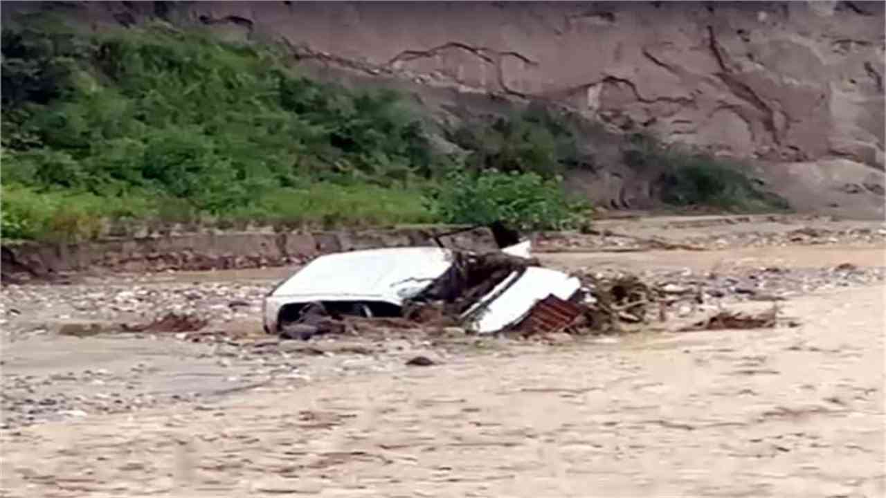 ऊना-पंजाब बॉर्डर पर खड्ड के तेज बहाव में बही गाड़ी, 4 लोगों के शव बरामद, 7 लापता