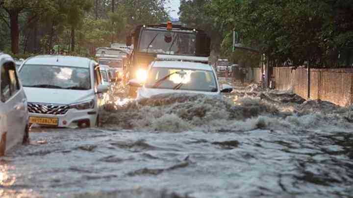 Delhi Rain: भारी बारिश से दो लोगों की मौत, IMD ने जारी किया रेड अलर्ट, आज स्कूल बंद