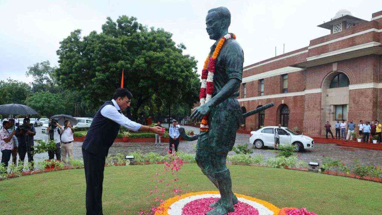 National Sports day: बेटे अशोक कुमार ने राष्ट्रीय खेल दिवस पर मेजर ध्यानचंद की प्रतिमा का किया अनावरण