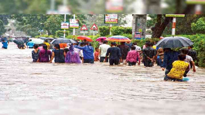 Gujarat: लगातार बारिश से वलसाड में बाढ़ जैसे हालात, करीब सौ परिवारों को दूसरे स्थानों पर किया शिफ्ट