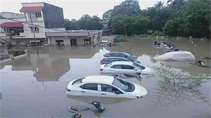 Gujarat floods: गुजरात में बारिश से 28 की मौत, 19 राज्यों में भारी बारिश का अलर्ट