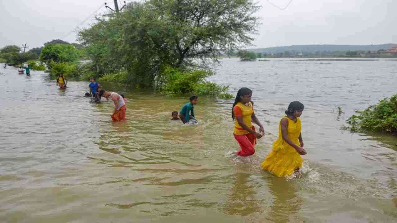 Flood In UP: यूपी के 14 जिलों में बाढ़ के पानी से क्षतिग्रस्त हुए 2316 मकान