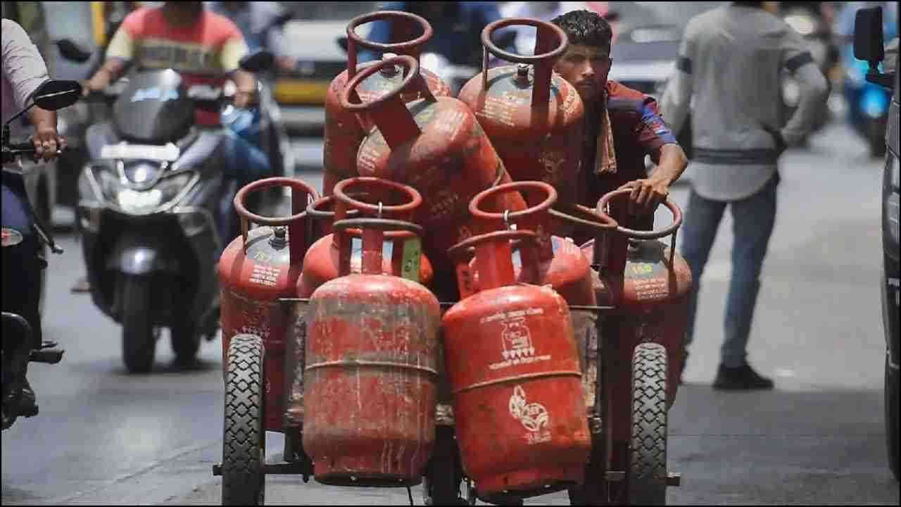 अगस्त महीने के पहले दिन महंगाई की मार, LPG सिलेंडर के बढ़े दाम, चेक करें नए रेट