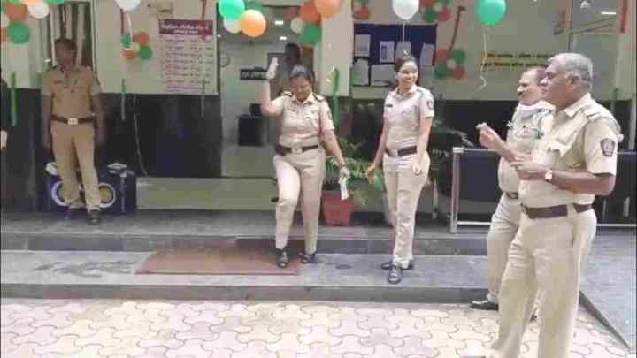 4 पुलिसकर्मियों को वर्दी में नाचना पड़ा भारी, VIDEO VIRAL होने पर 3 महीने के लिए किया निलंबित