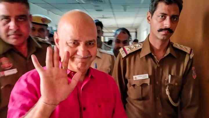 Manish Sisodia Bail: 17 महीने बाद तिहाड़ जेल से बाहर आए मनीष सिसोदिया, आप नेताओं ने किया स्वागत