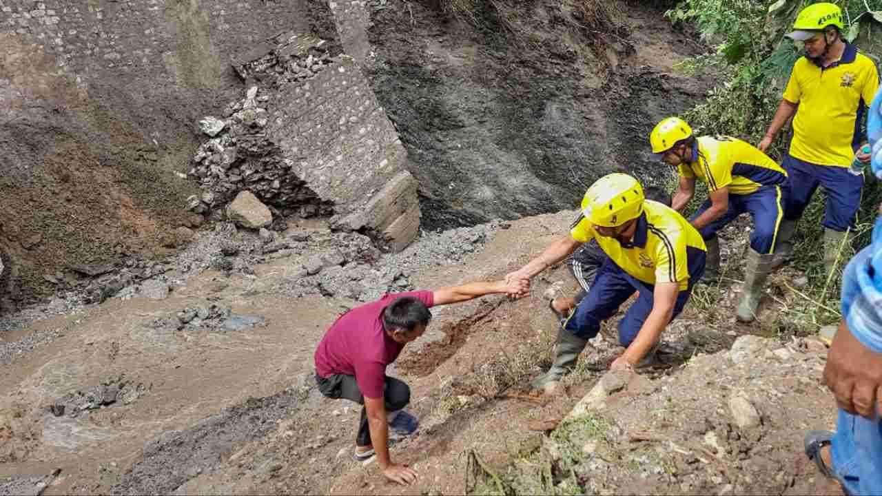 Uttarakhand Rains: 14 तक पहुंची मृतकों की संख्या, बचाव अभियान जारी, 2200 से अधिक लोगों को निकाला गया