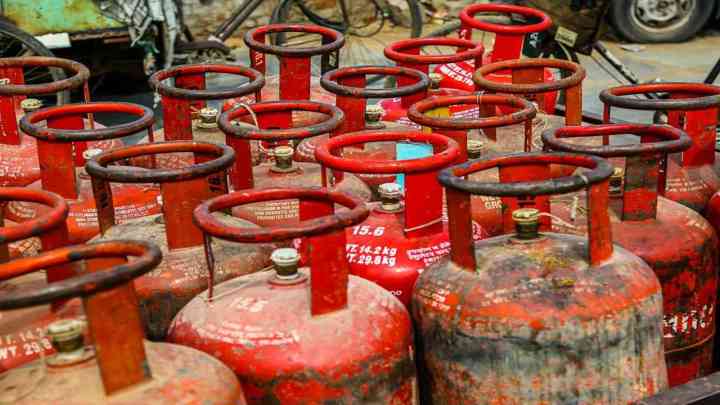 LPG Prices: आज से महंगा हुआ LPG सिलेंडर, इतने रुपये की हुई बढ़ोतरी, जान लीजिए नई कीमतें