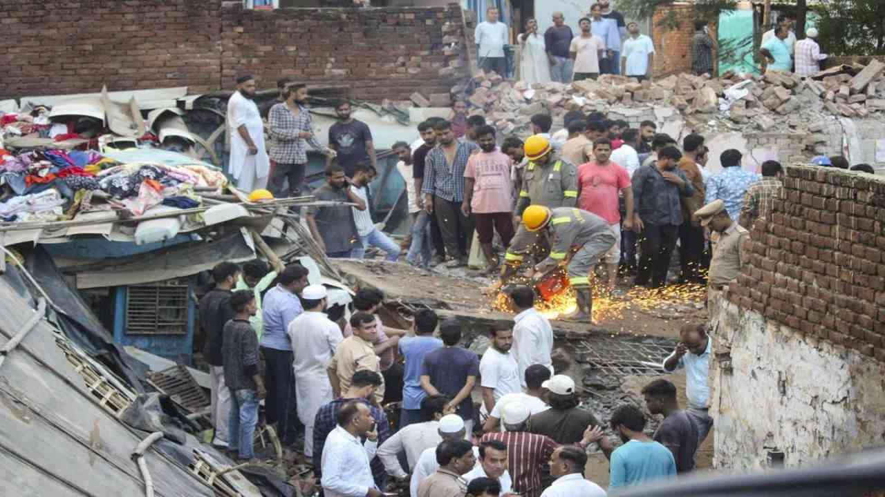 Meerut building collapse: मृतकों की संख्या बढ़कर हुई सात , 3 अभी भी मलबे में फंसे हुए हैं