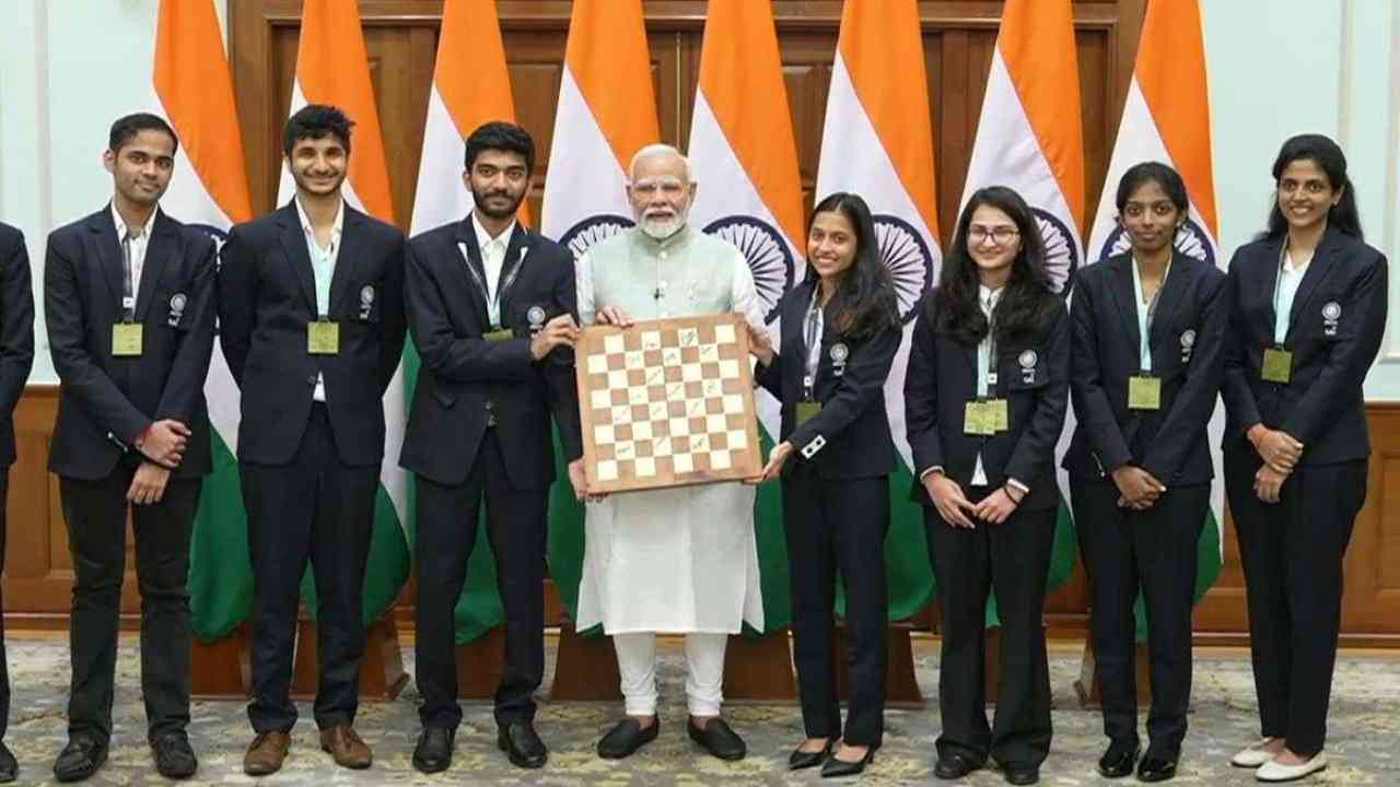 Chess Olympiad 2024: पीएम मोदी ने चेस ओलंपियाड जीतने वाली टीम इंडिया से की मुलाकात