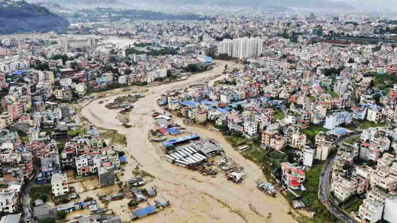 Nepal Floods: भारतीय दूतावास ने जारी की हेल्पलाइन नंबर, कहा- सुरक्षित वापसी का किया जा रहा इंतजाम