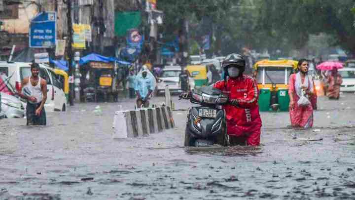 Delhi-NCR Rain: दिल्ली-एनसीआर में बारिश बनी आफत, कई इलाकों में जलभराव, जाम ने रोकी गाड़ियों की रफ्तार