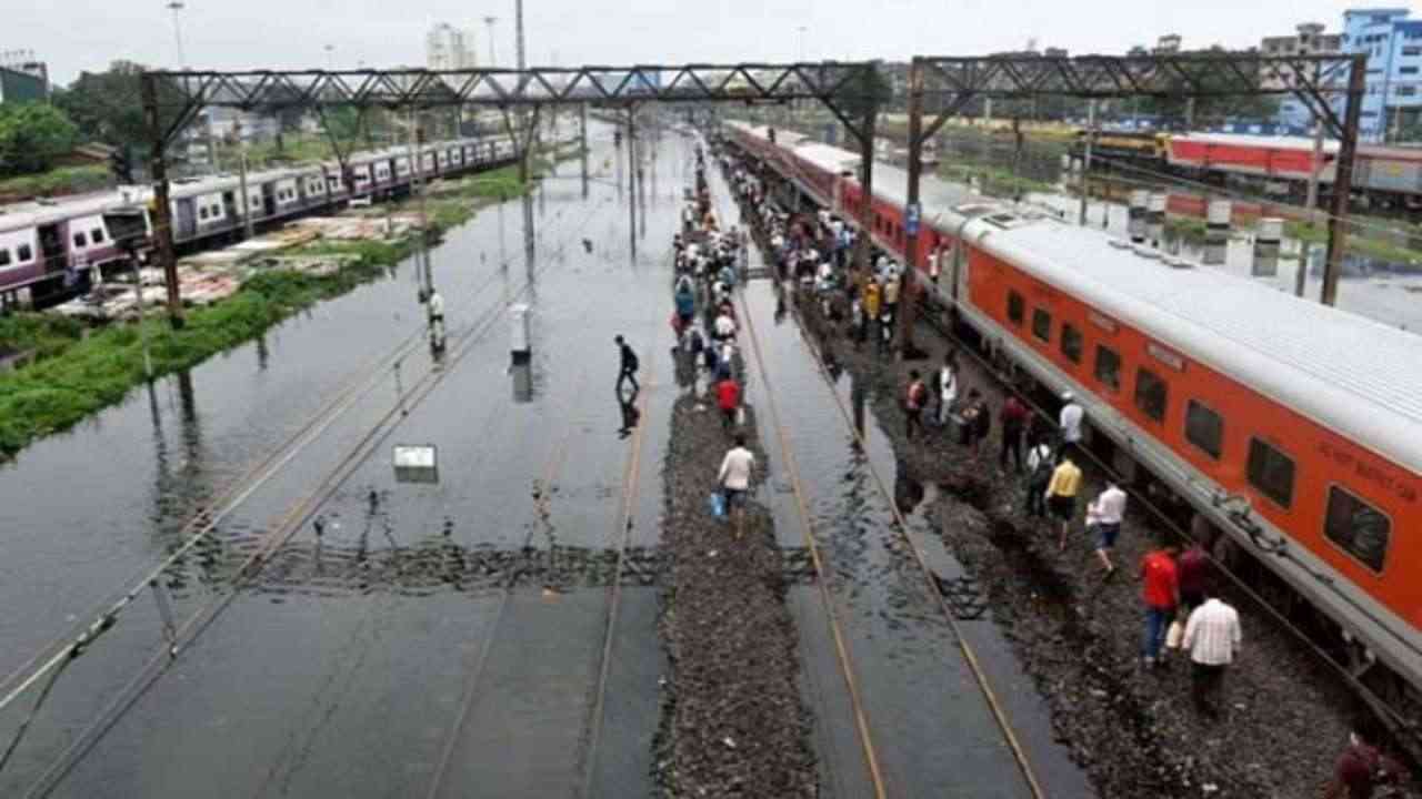 आंध्र प्रदेश और तेलंगाना में बारिश के कारण पानी में डूबे रेलवे ट्रैक,21 ट्रेनें रद्द,12 का बदला मार्ग