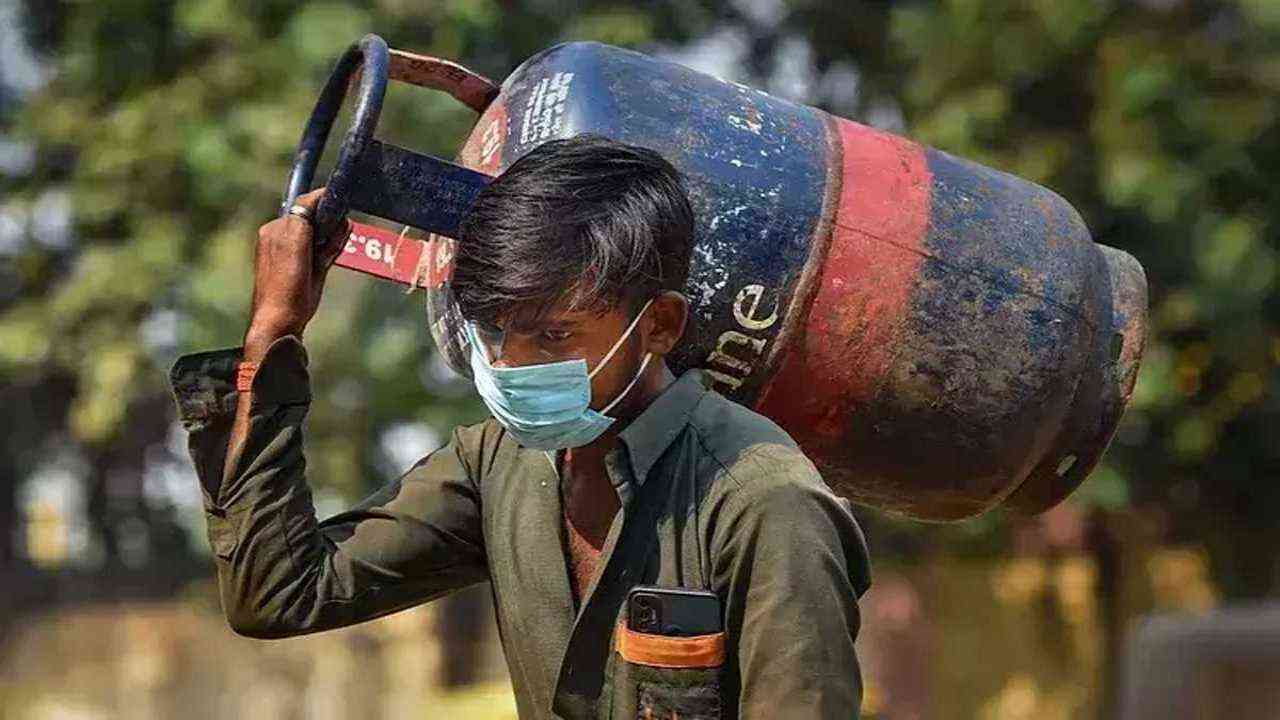 LPG price hike: त्योहारों से पहले गैस सिलेंडर हुआ महंगा, कमर्शियल, फ्री ट्रेड एलपीजी की बढ़ीं कीमतें