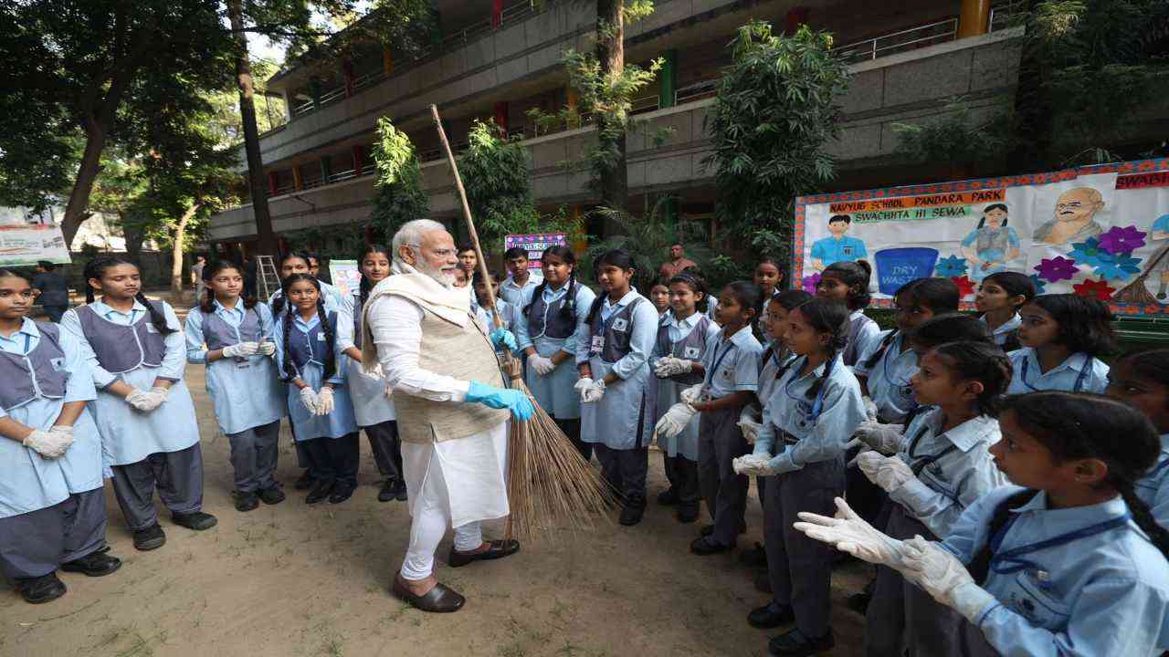 गांधी जयंती पर PM Modi ने बच्चों संग लगाई झाड़ू, बोले- आप भी बनें इसका हिस्सा